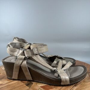 Teva Ysidro Womens 7 Sandal Beige Leather Wedge Strappy Comfort Casual Shoes
